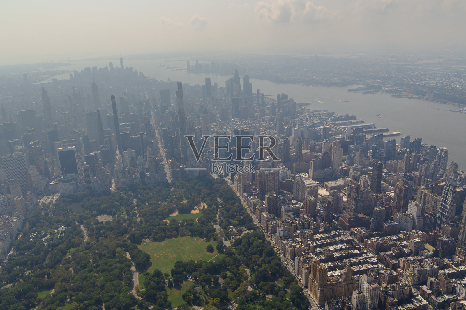 直升机在纽约上空飞行照片摄影图片