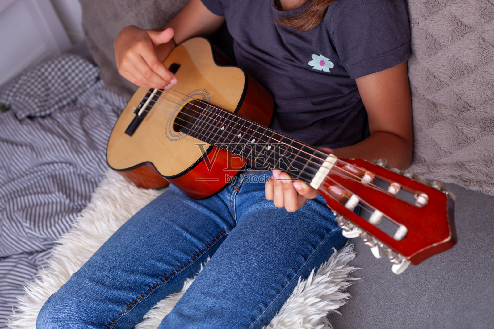 小女孩在弹尤克里里照片摄影图片