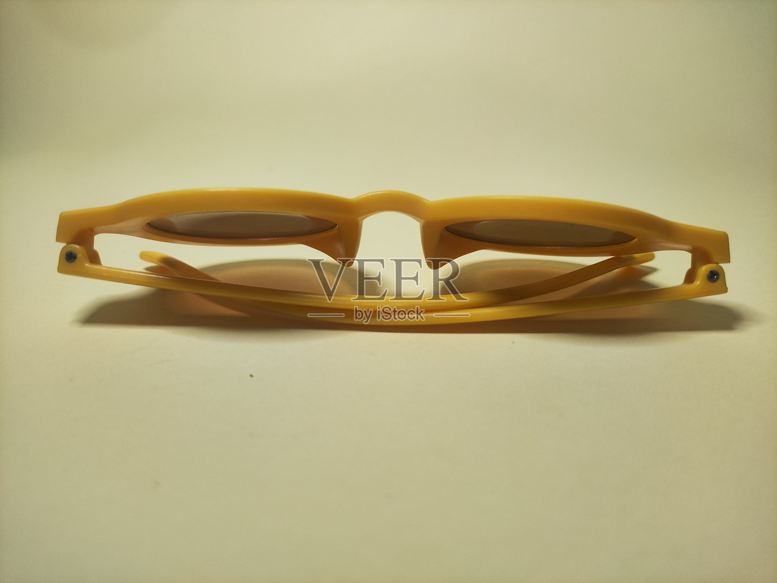 黄色眼镜在黄色背景的照片从各个方面照片摄影图片