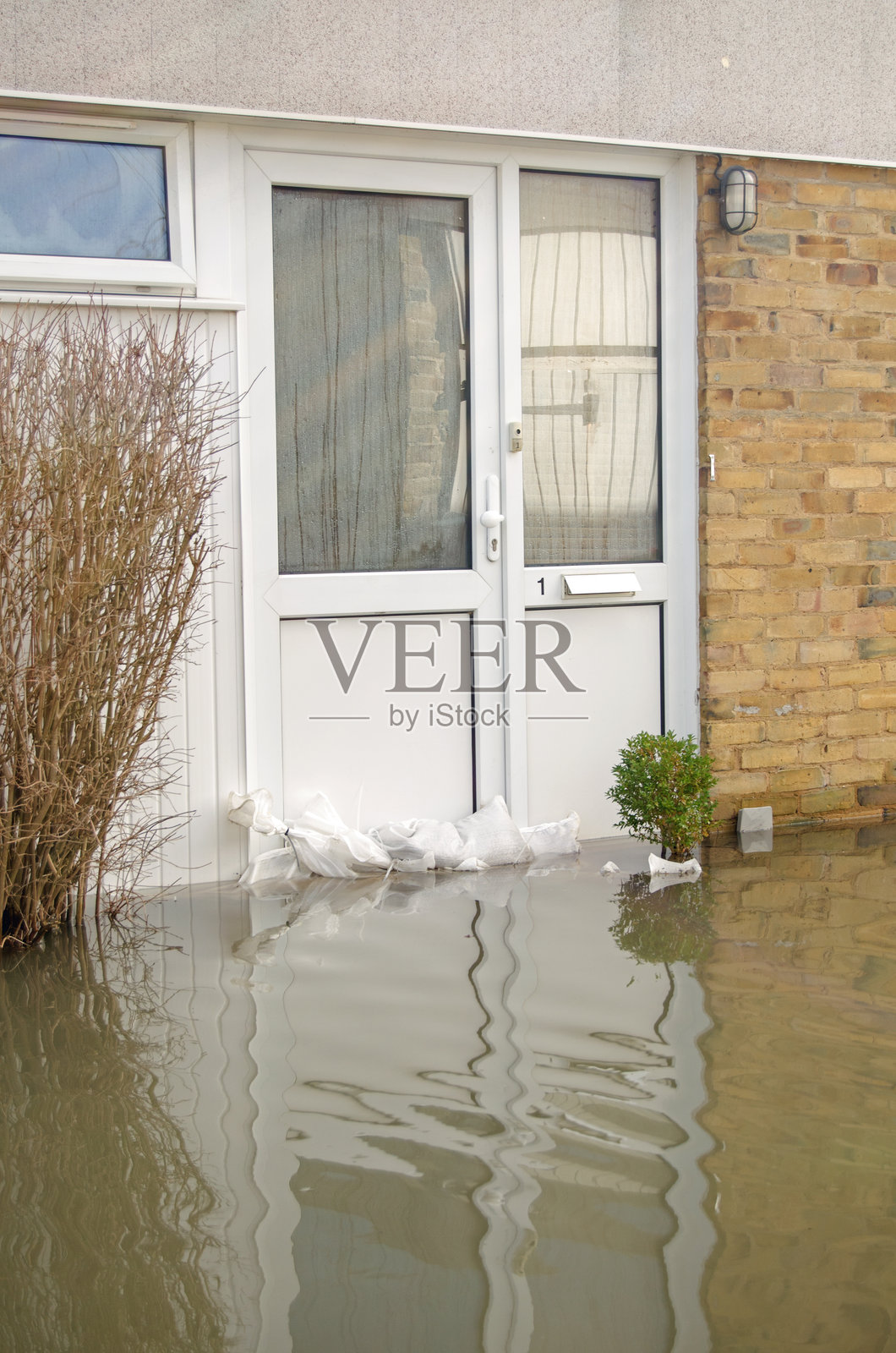 贝辛斯托克被洪水淹没的前门照片摄影图片