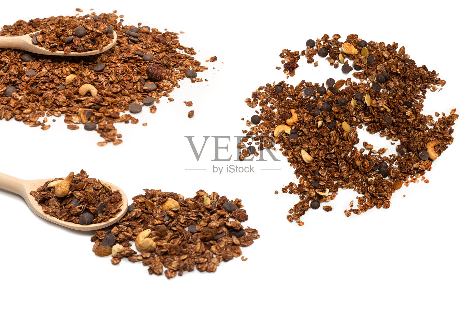 用木勺盛着坚果的巧克力格兰诺拉麦片。照片摄影图片