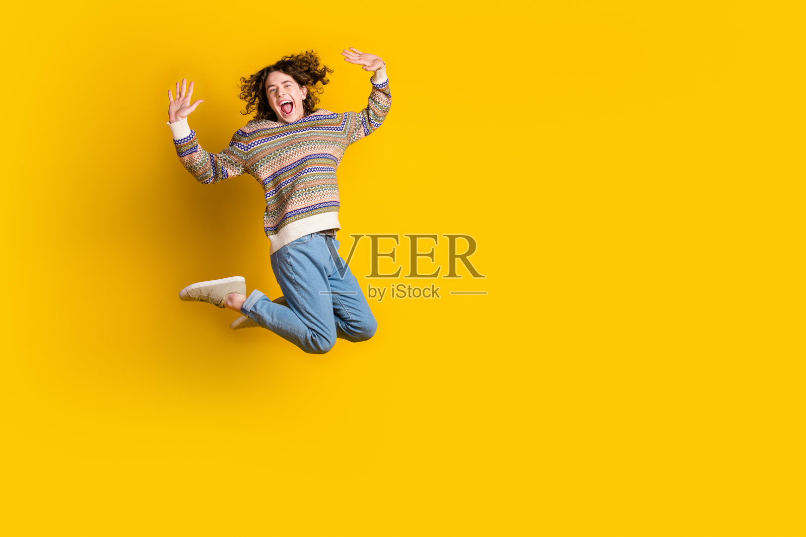 全尺寸照片时髦的无忧无虑的家伙穿着装饰毛衣牛仔裤跳跃附近的空白空间孤立的黄色背景照片摄影图片
