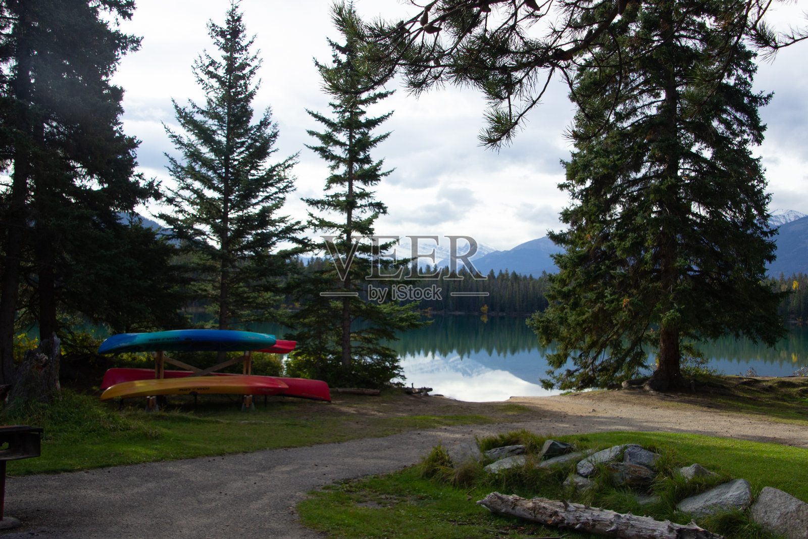 波弗特湖上不同颜色的独木舟照片摄影图片