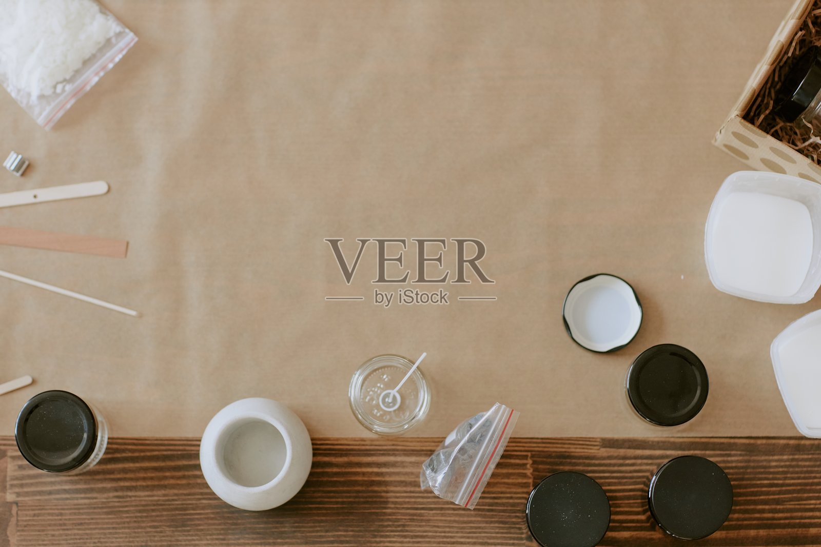 DIY肥皂制作用品安排在工作空间照片摄影图片