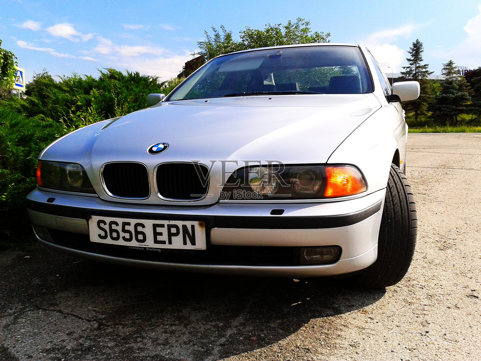 路边的银色宝马照片摄影图片