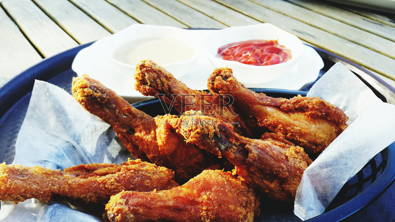 餐馆里盛在盘子里的炸鸡特写照片摄影图片