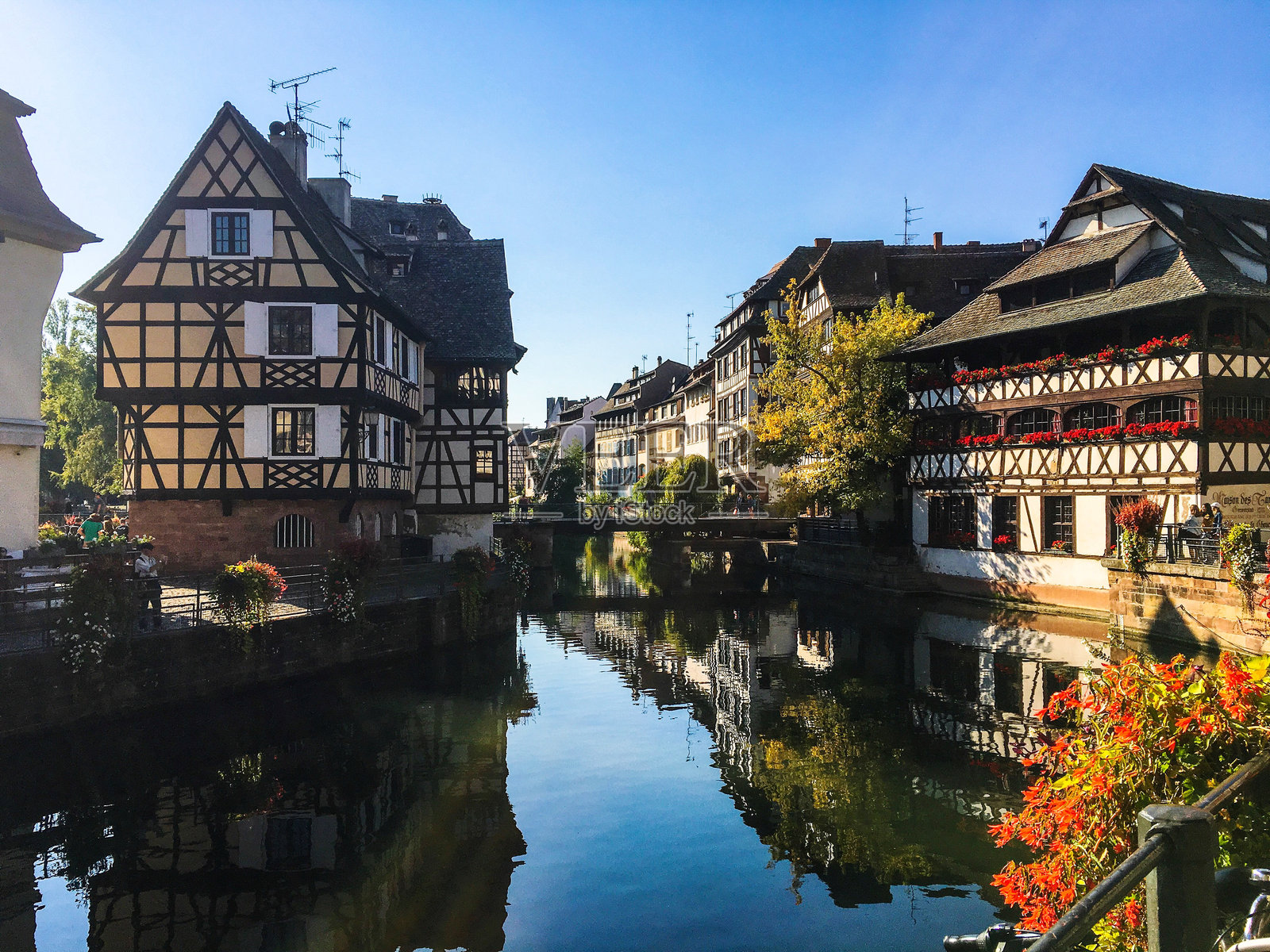 城市中建筑的倒影照片摄影图片