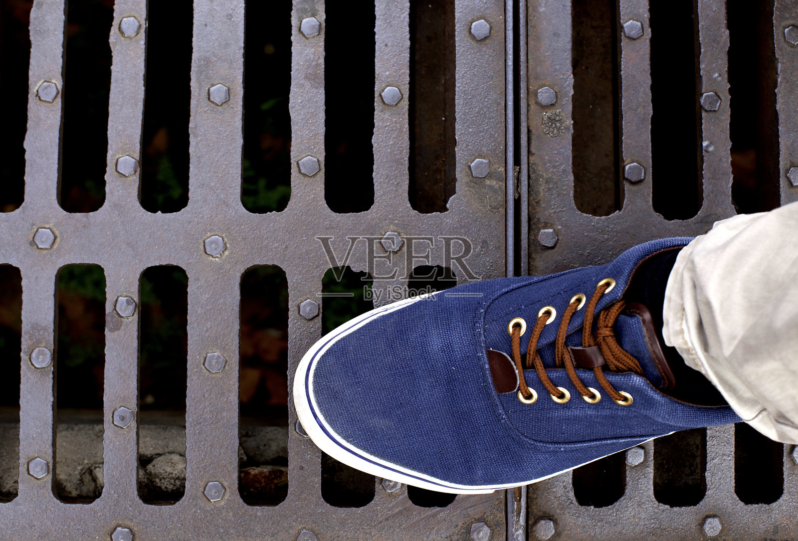 站在金属格栅上的人的低剖面照片摄影图片