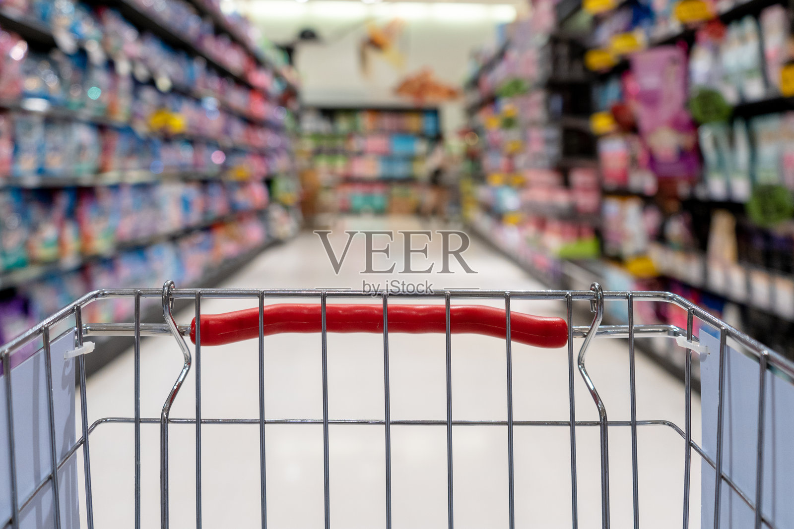 超市购物车特写照片摄影图片