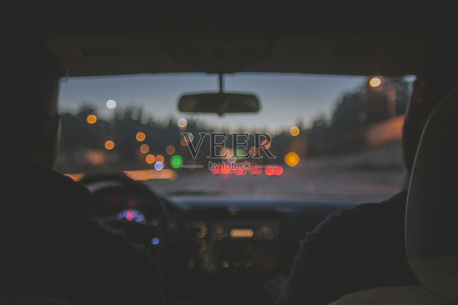 夜间开车旅行的人的后视图照片摄影图片