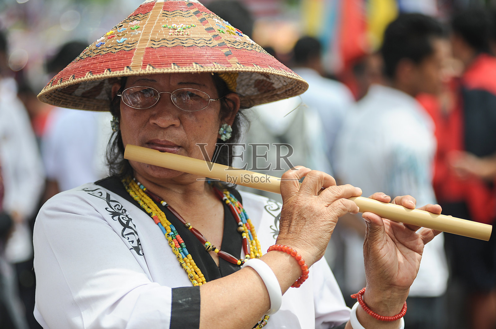 弹奏竹笛的女士照片摄影图片