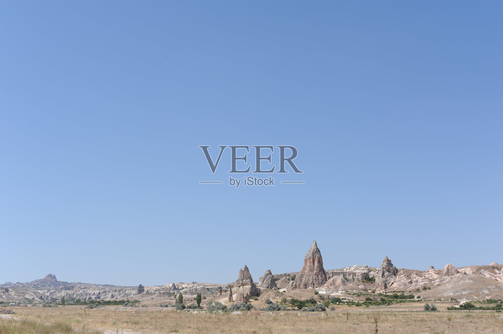 土耳其安纳托利亚卡帕多西亚的石灰岩岩层景观，蓝天白云照片摄影图片