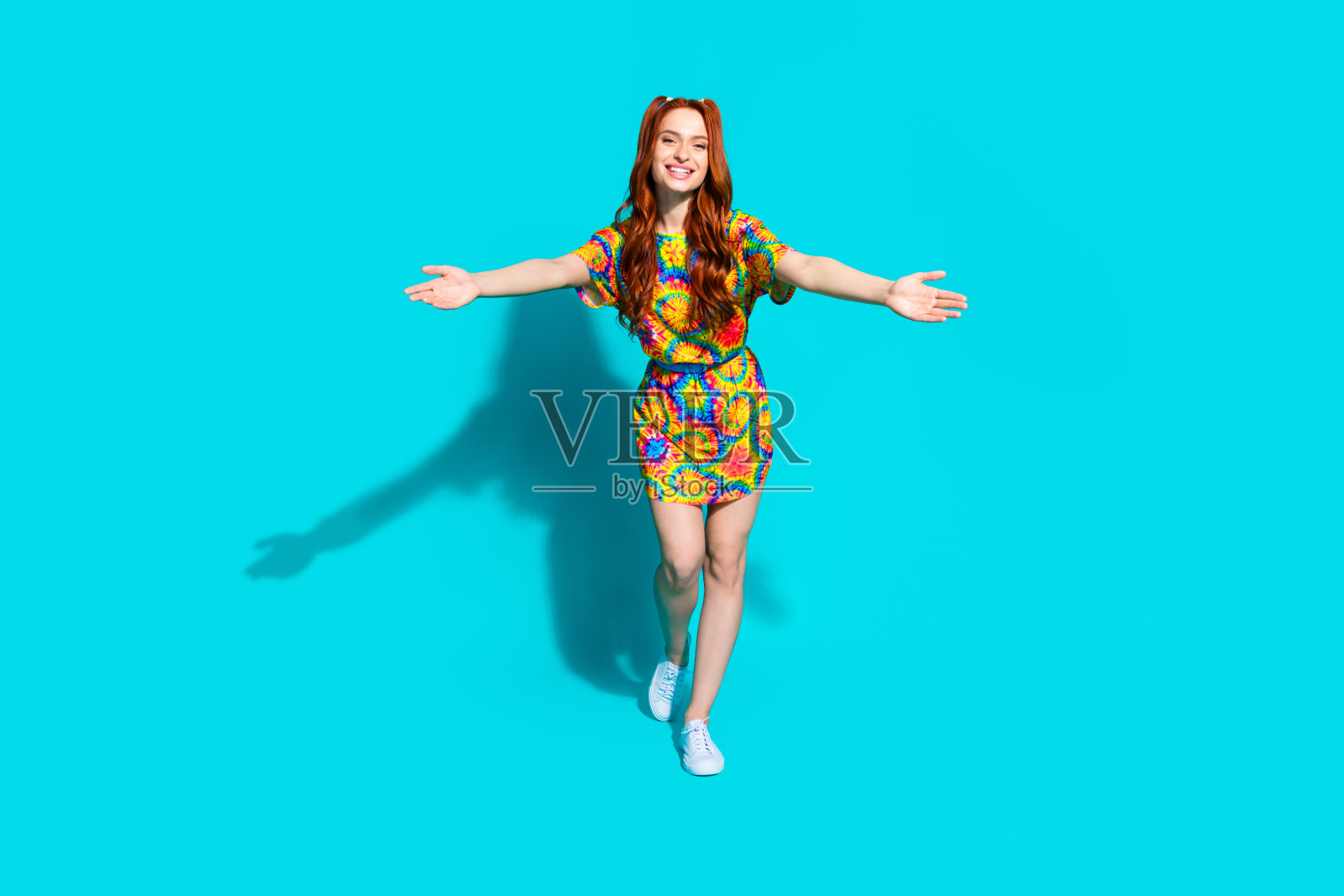 可爱的年轻女士的全身照片伸展双手想拥抱欢迎穿着时尚的彩色服装孤立的青色背景照片摄影图片