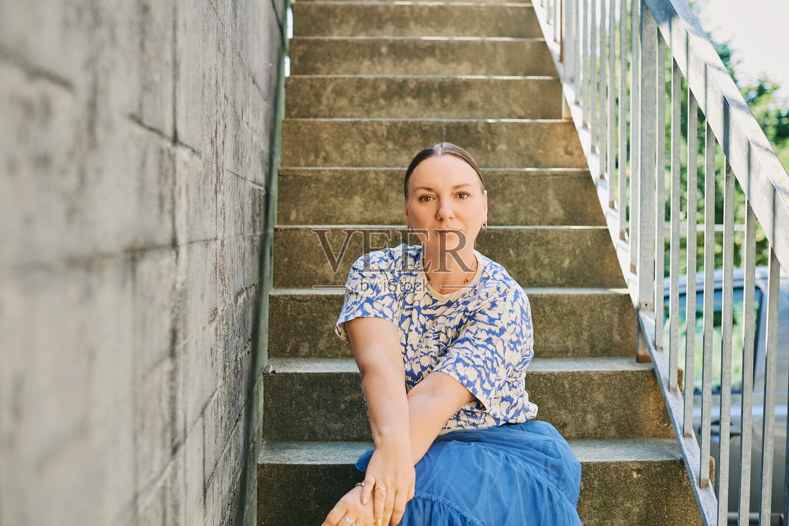 漂亮的40 - 45岁妇女在户外摆姿势的时尚肖像照片摄影图片