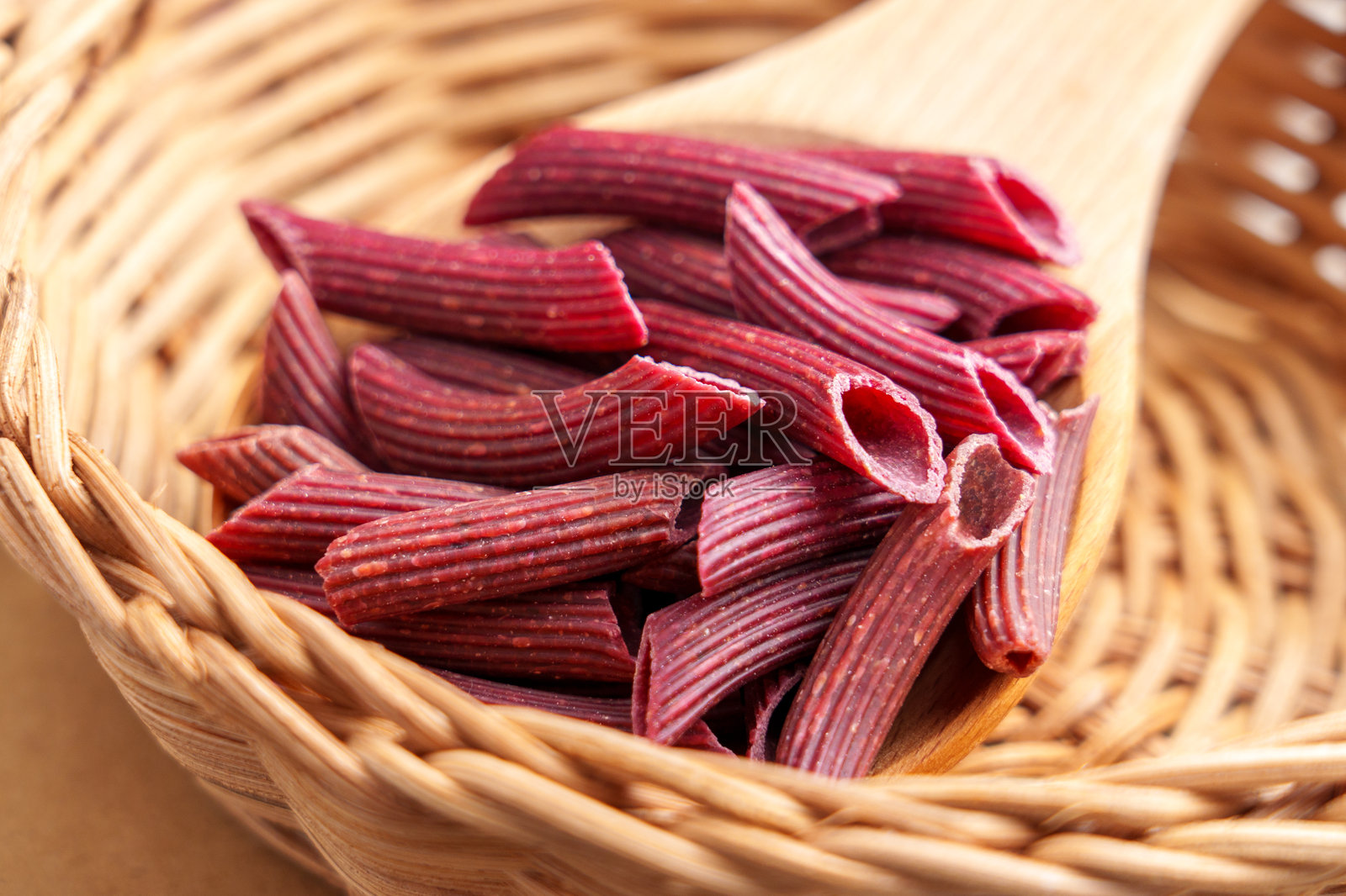 红甜菜通心粉。无麸质原料。饮食生通心粉在藤乡村碗照片摄影图片