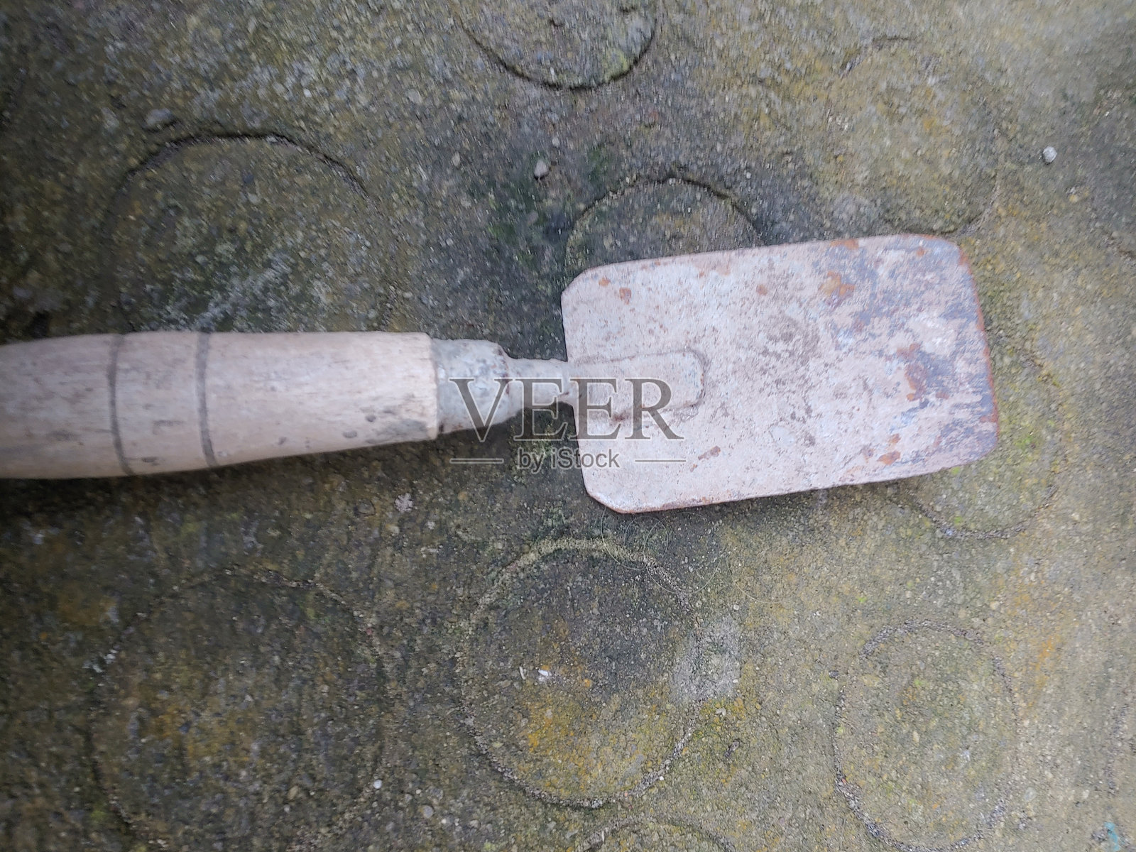 水泥勺子填满柄由木制水泥背景。照片摄影图片