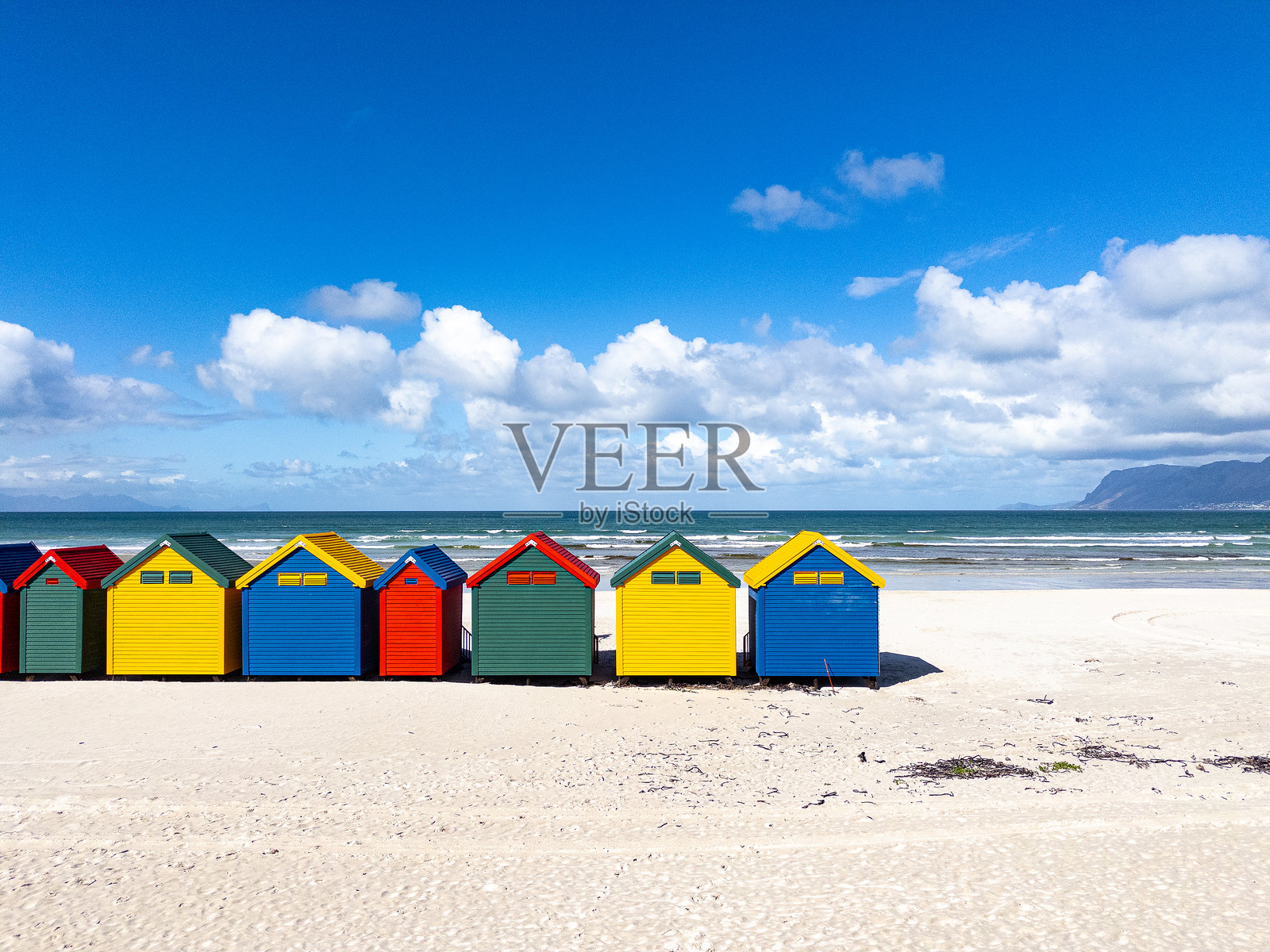 开普敦标志性的Muizenberg海滩小屋照片摄影图片