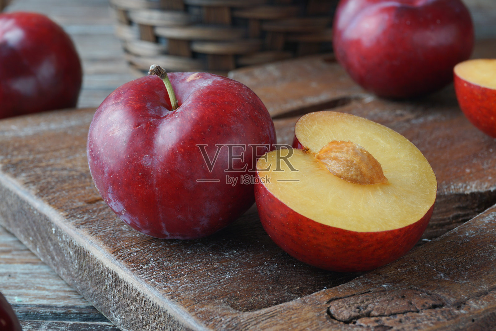 多汁的红梅果实照片摄影图片