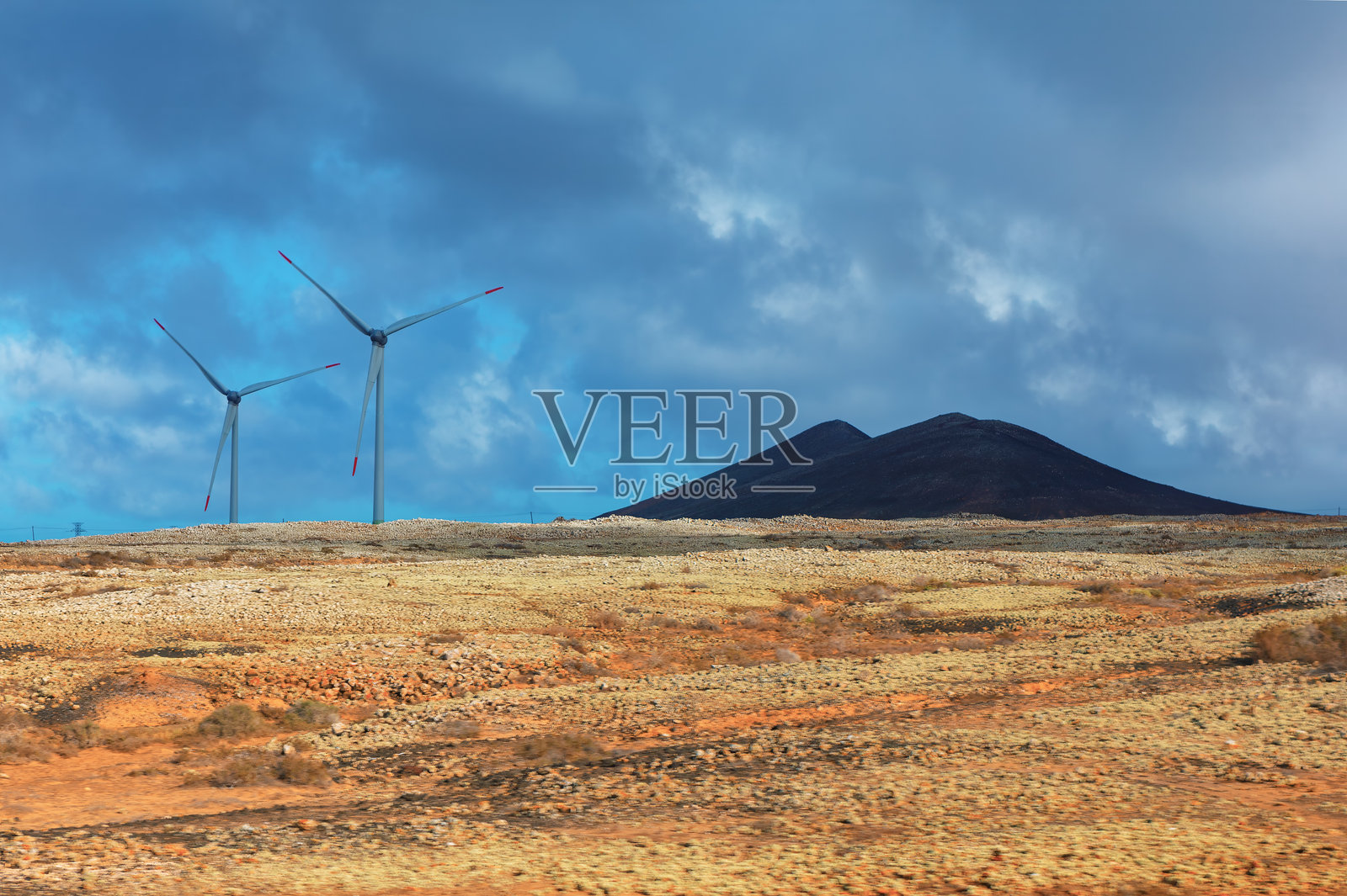 富埃特文图拉沙漠中的风力涡轮机照片摄影图片