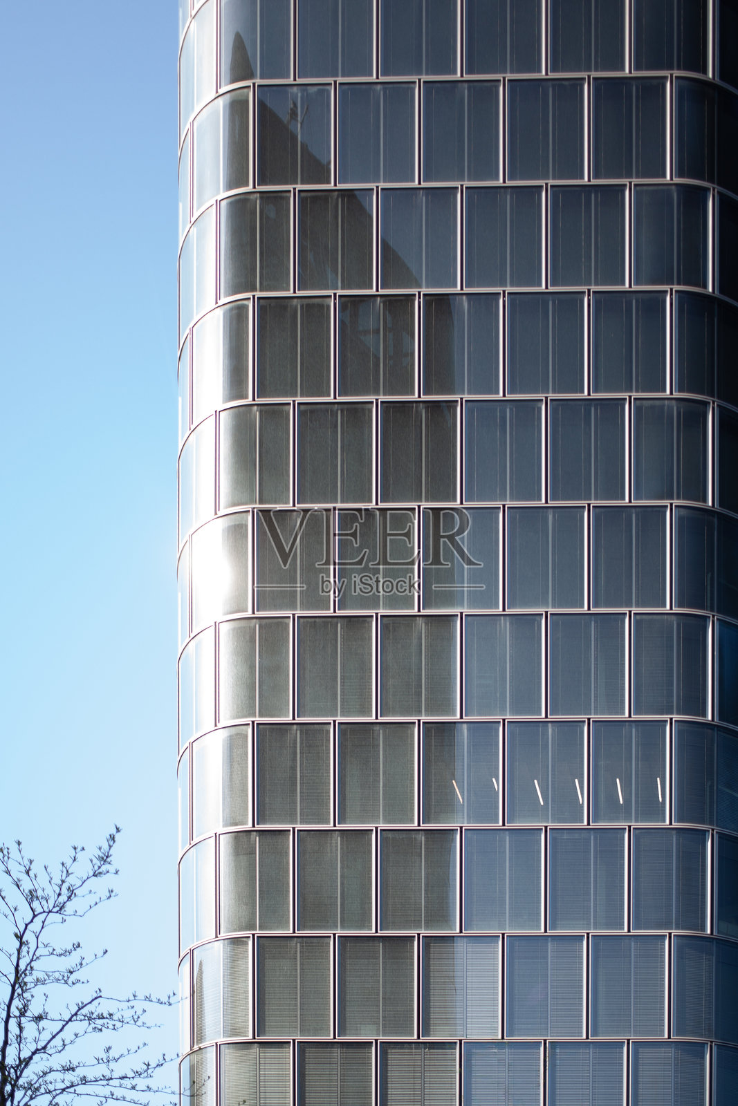 带有一个人标志的现代塔照片摄影图片