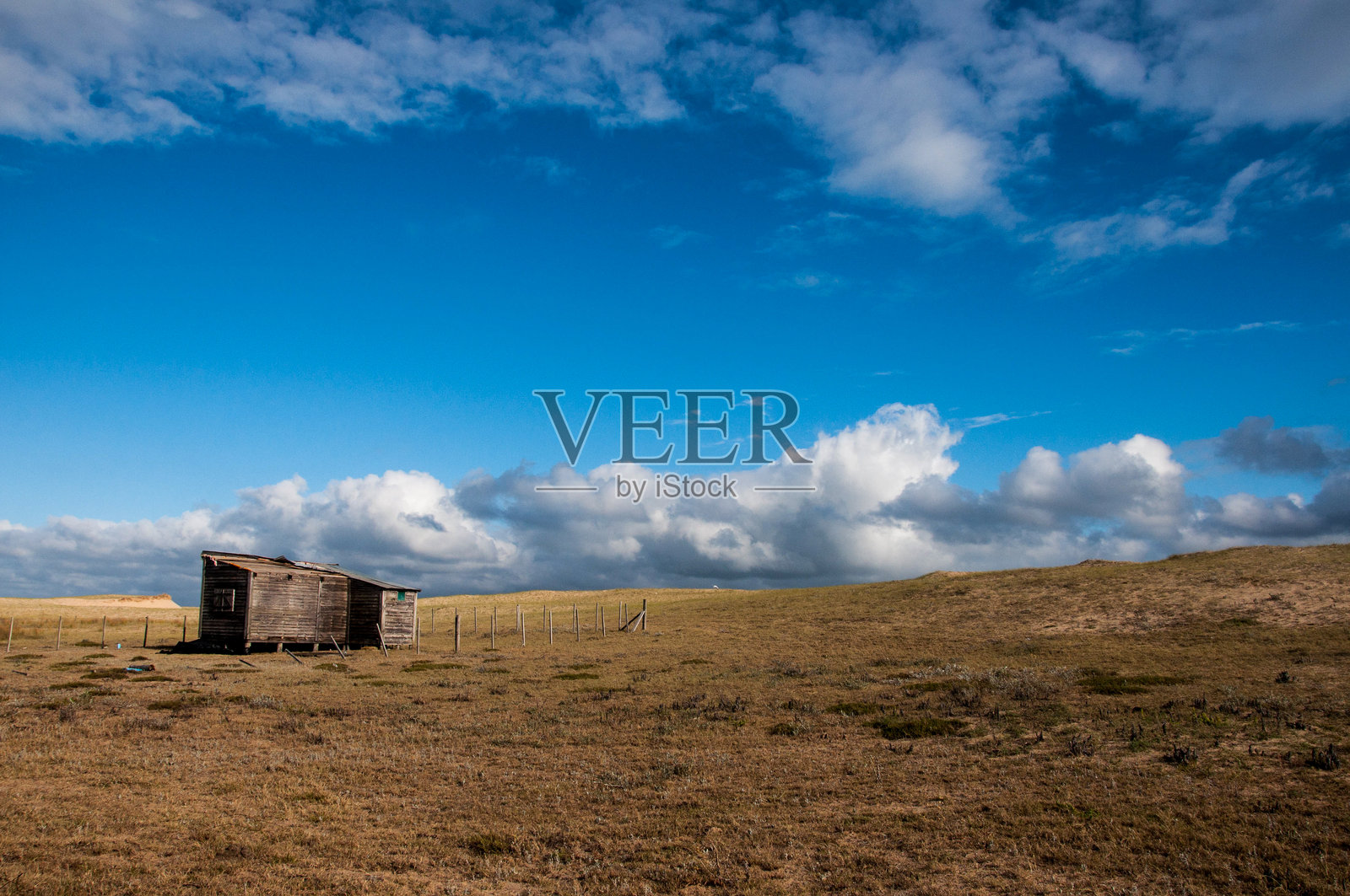 草原上被遗弃的谷仓。照片摄影图片