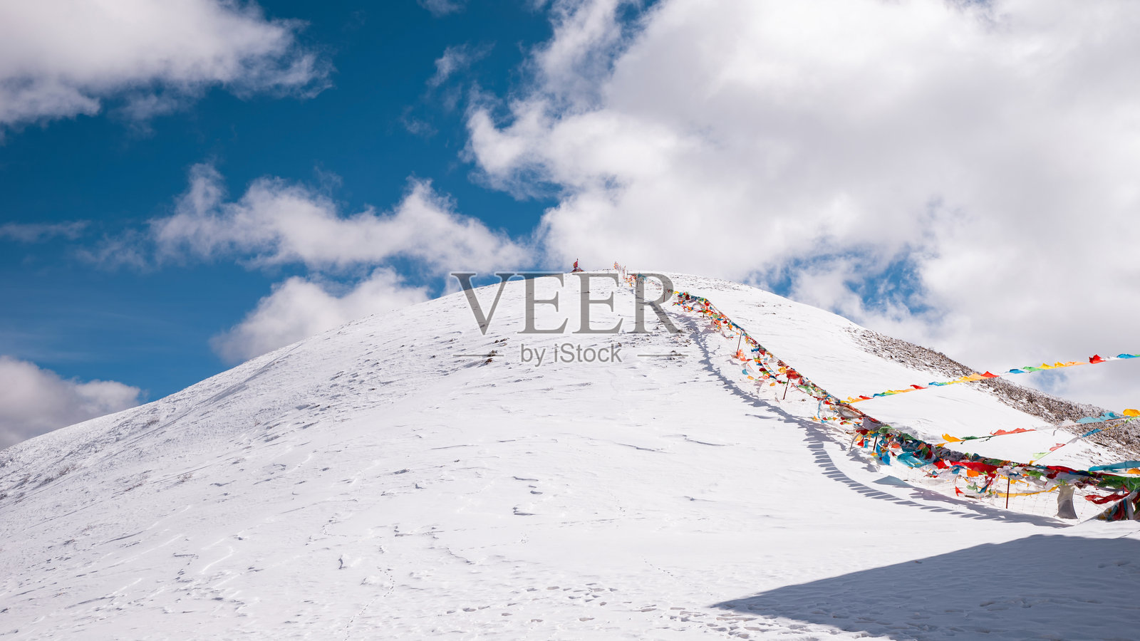 中国青海省果罗州九治县的年宝玉泽雪山风景照片摄影图片
