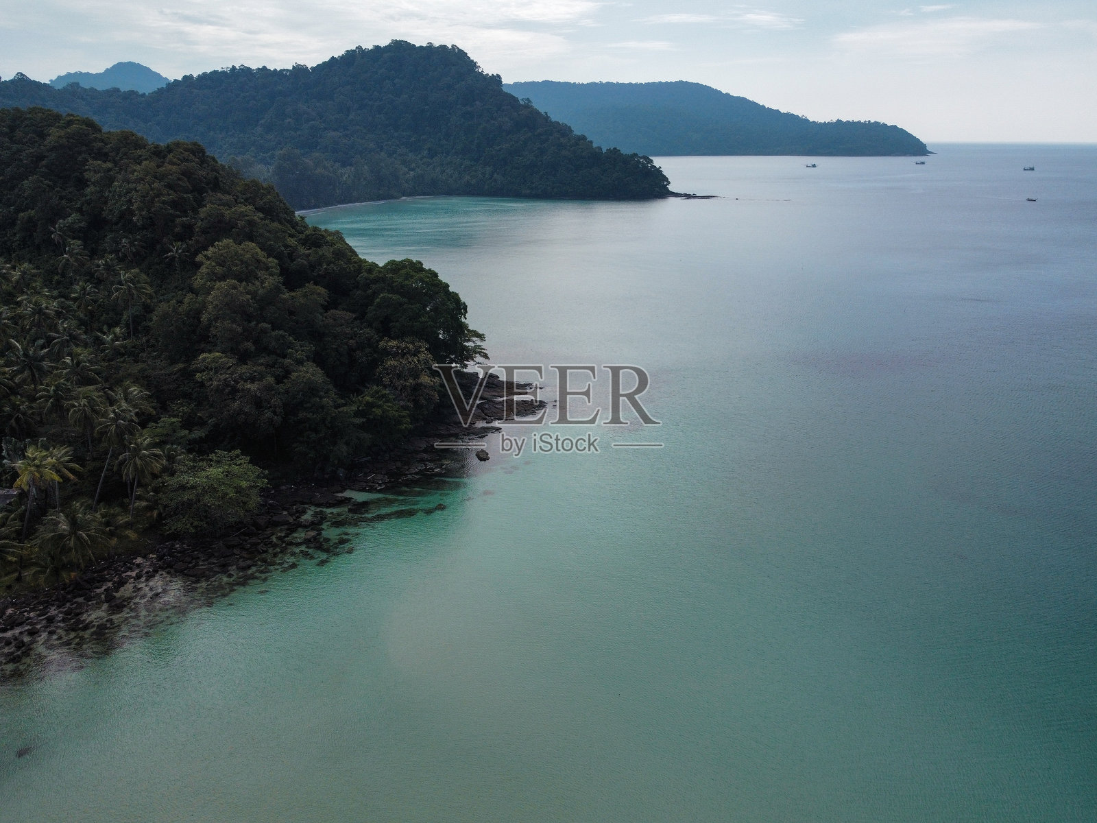 鸟瞰泰国古岛海岸，有三个连续的山丘和海湾照片摄影图片
