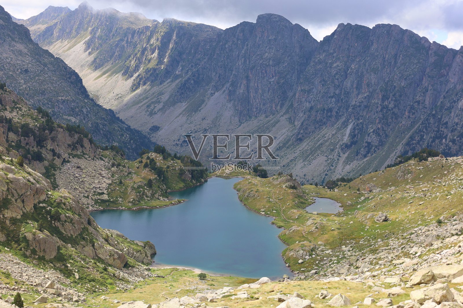 从Rius港山口到restana避难所的山路上的艰难下降到de Port角湖，Aiguestortes & Estany de Sant Maurici国家公园，比利牛斯照片摄影图片