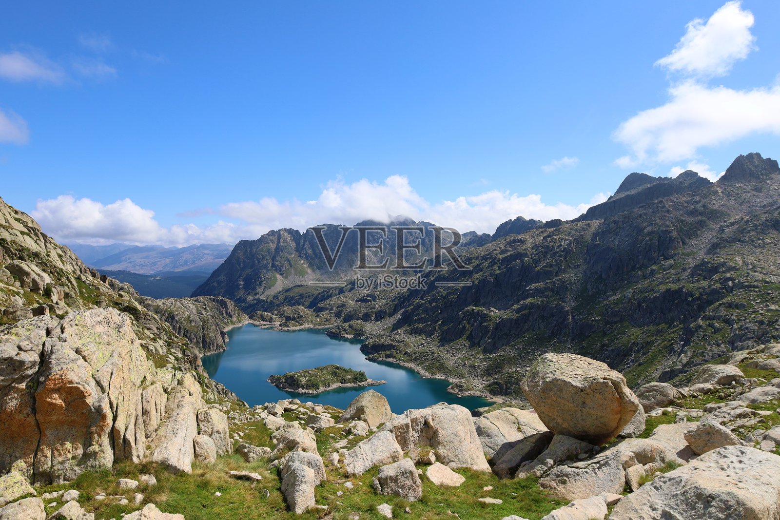 山湖湖de Mar在Aiguestortes和圣毛里西国家公园，GR11长途徒步旅行路线，比利牛斯山脉照片摄影图片