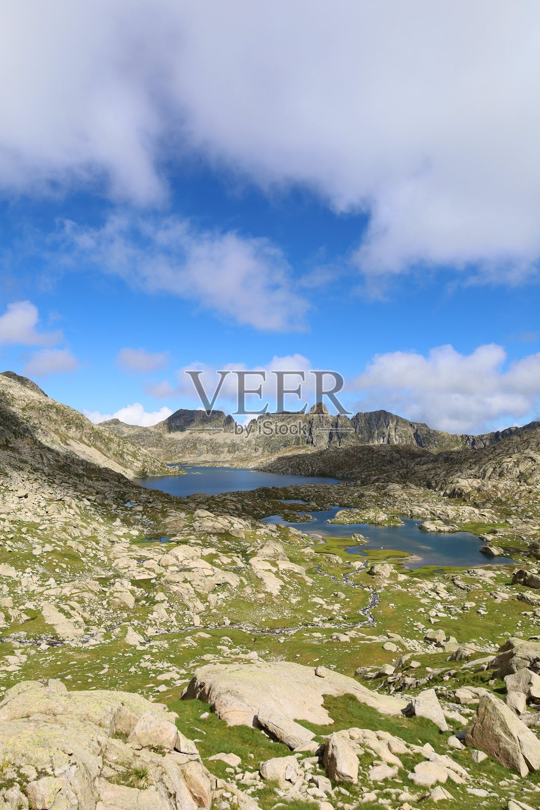 Aiguestortes的山湖和圣毛里西国家公园，GR11长途徒步旅行路线，比利牛斯山脉照片摄影图片