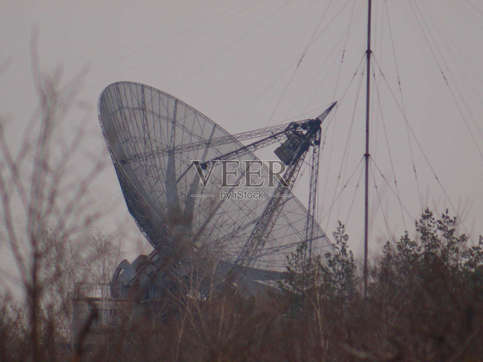 空间通信用抛物面天线照片摄影图片