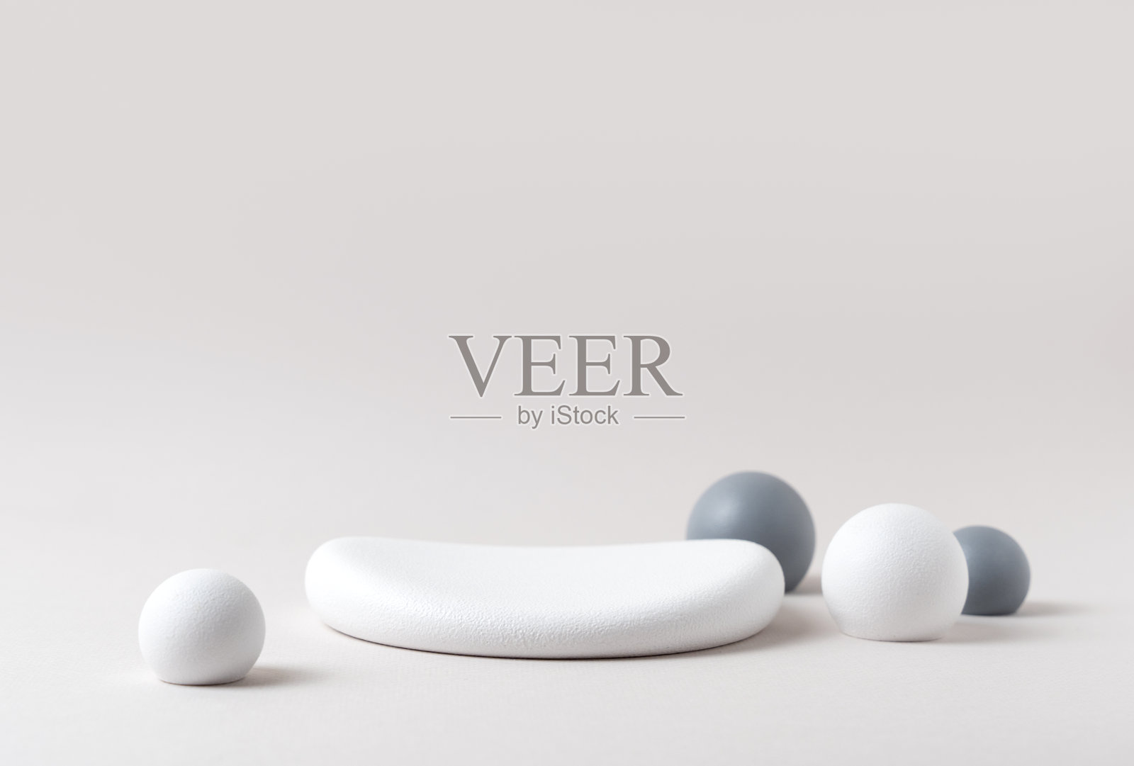 产品展示场景用软泡泡球和白底白石底座制作。摄影工作室。照片摄影图片