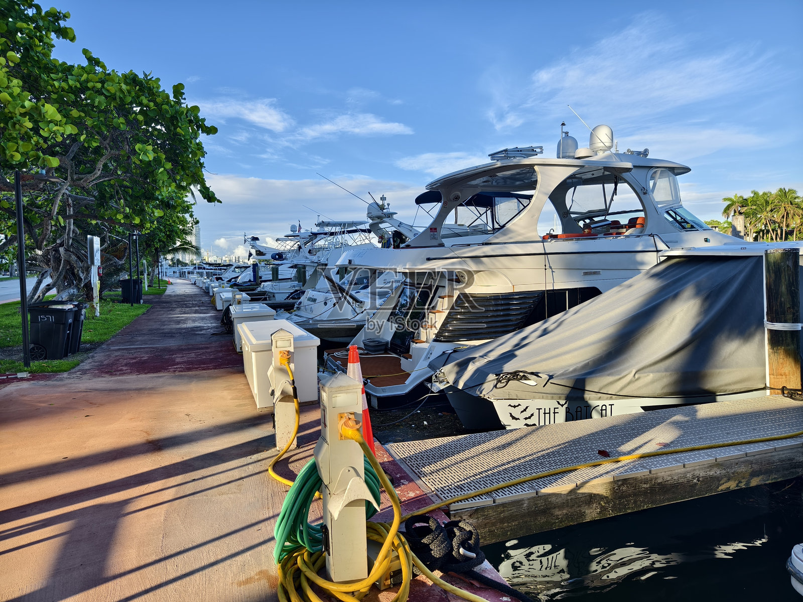 迈阿密海滩，佛罗里达州-游艇停靠在印第安溪，清晨的景象。照片摄影图片