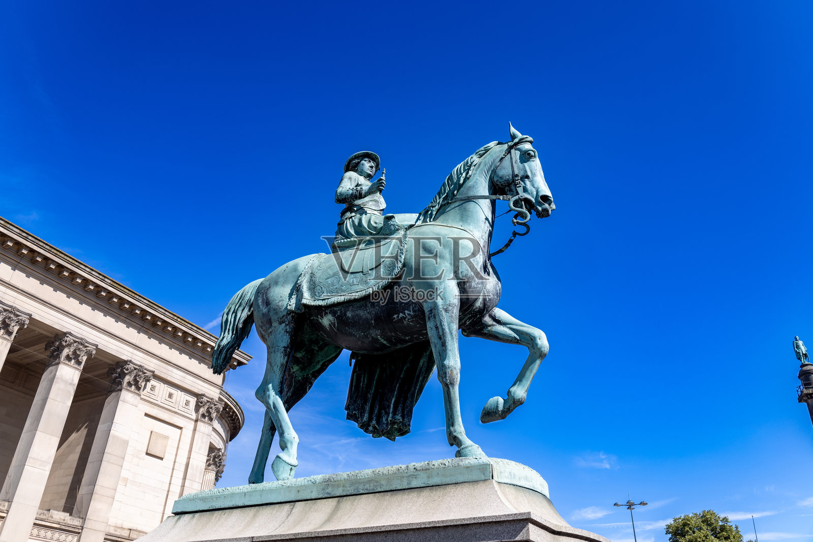 圣乔治大厅的维多利亚女王骑马雕像照片摄影图片