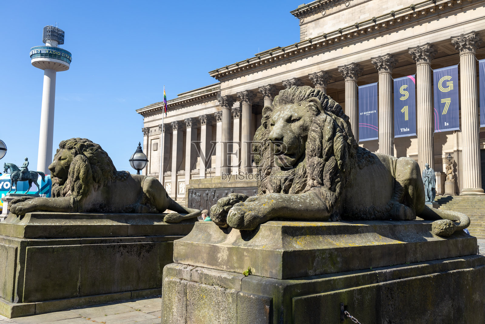 利物浦圣乔治大厅的狮子雕像照片摄影图片