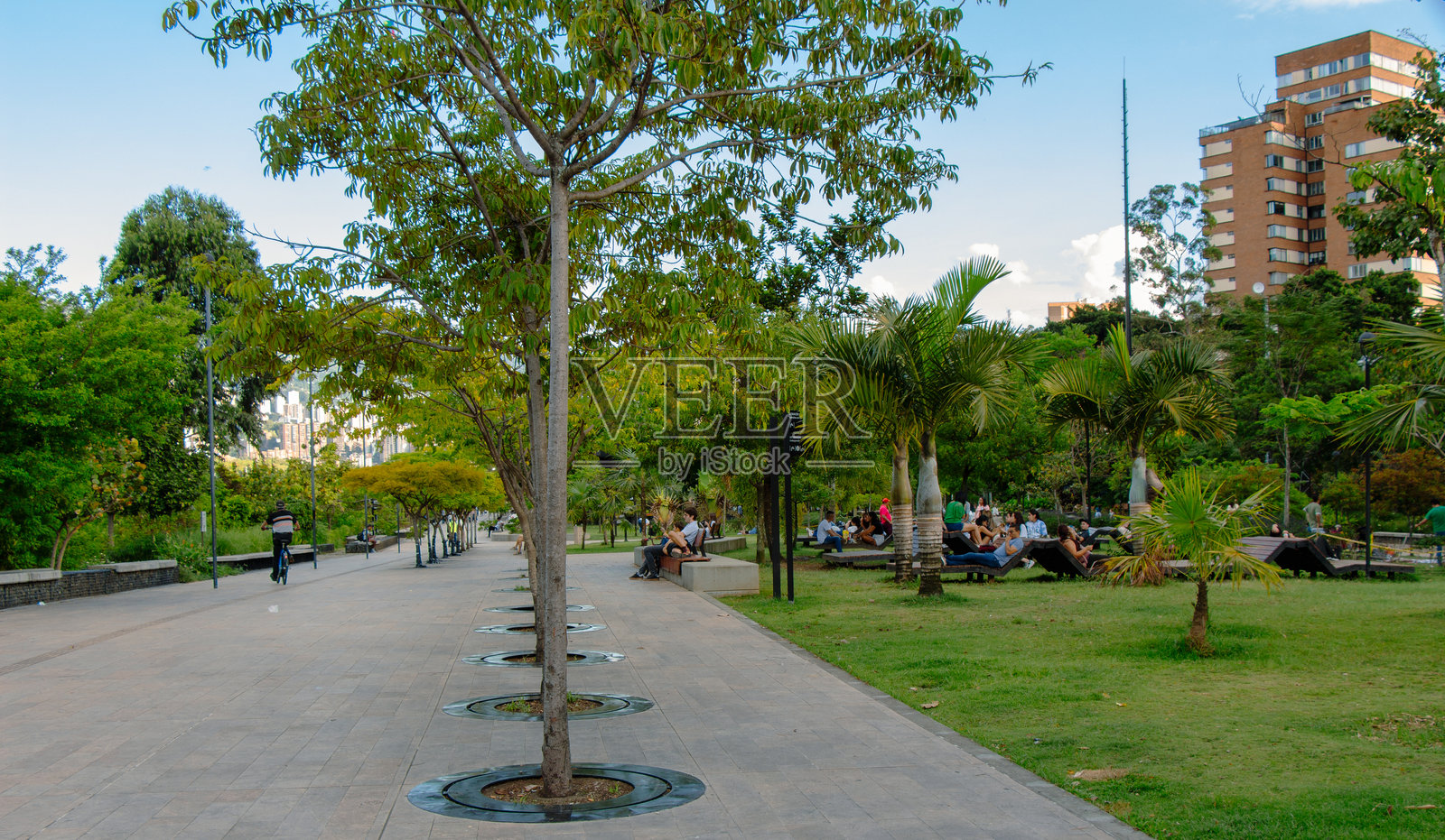 Medellín，麦德林，安蒂奥基亚，哥伦比亚:公园的日常场景Río照片摄影图片