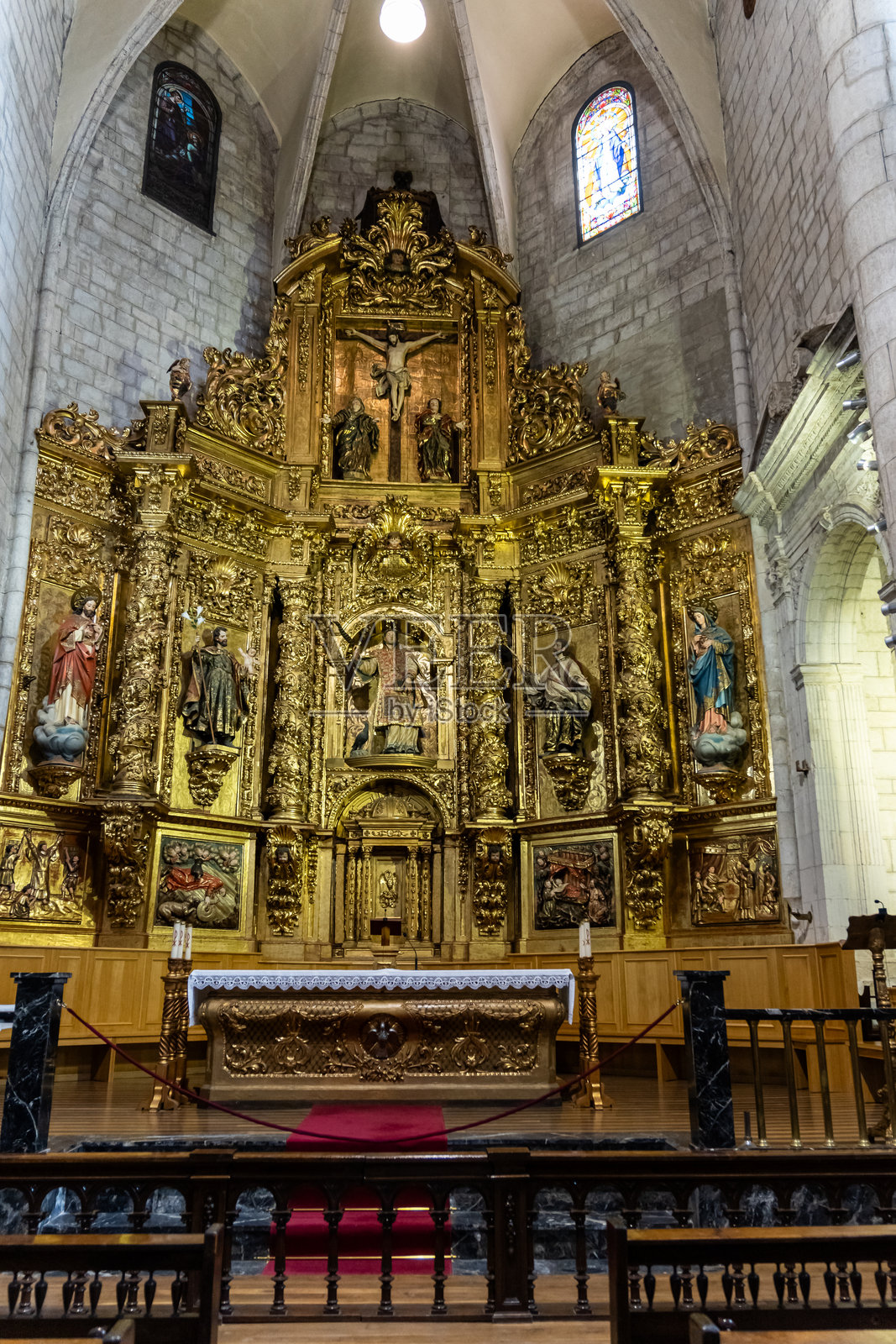 西班牙维多利亚圣维森特殉道者的金色祭坛，展示巴洛克宗教艺术照片摄影图片
