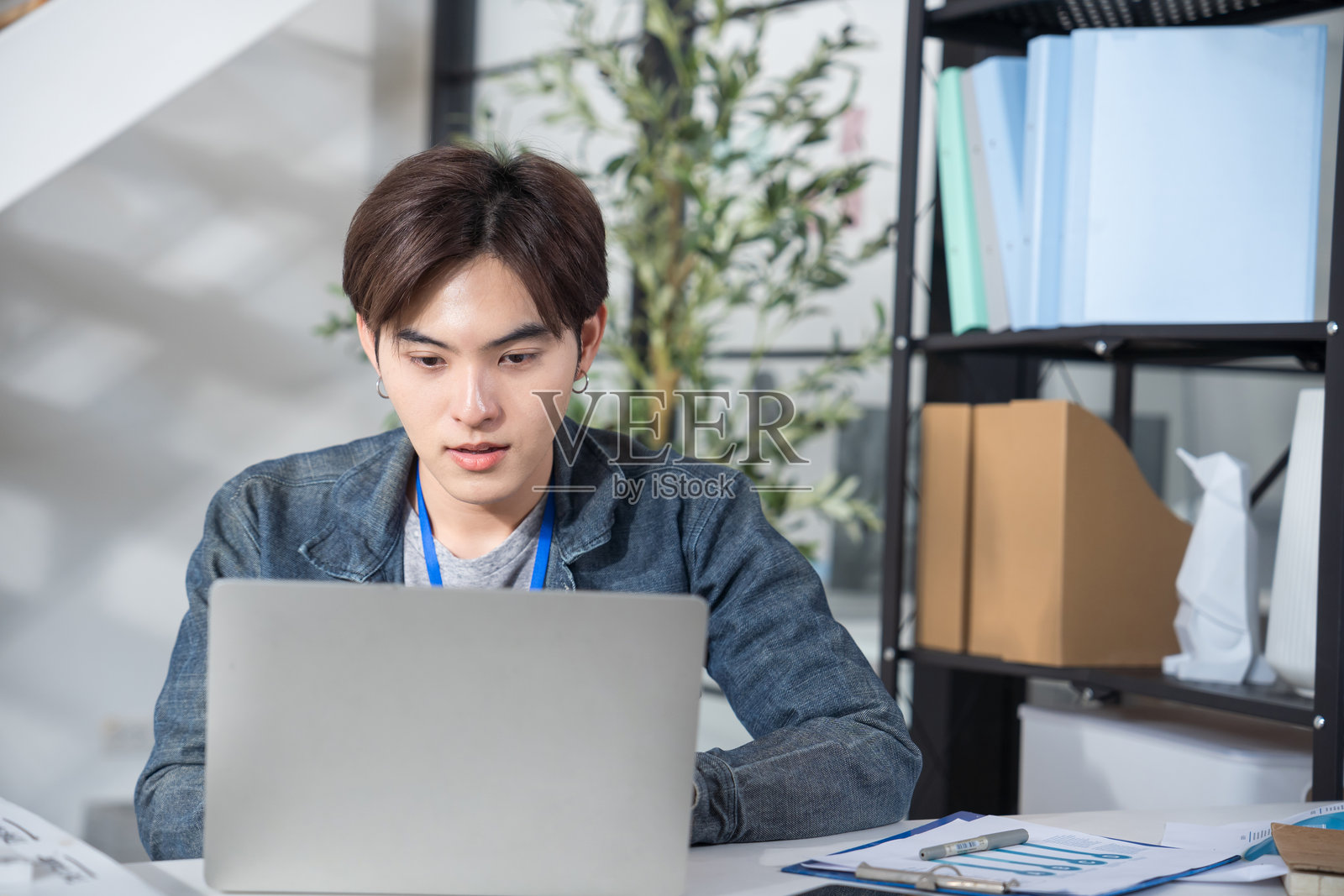 年轻的亚洲人在办公室工作照片摄影图片