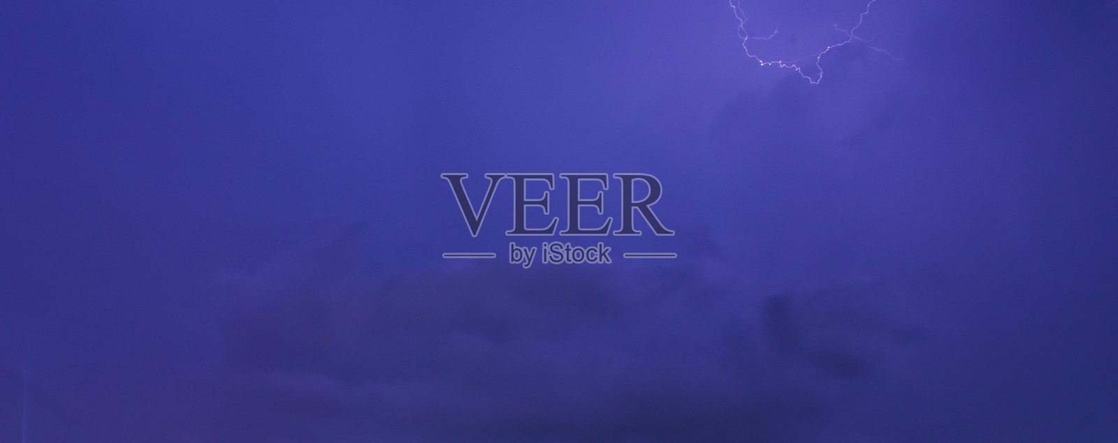 夜空中闪电的镜头。自然照片摄影图片