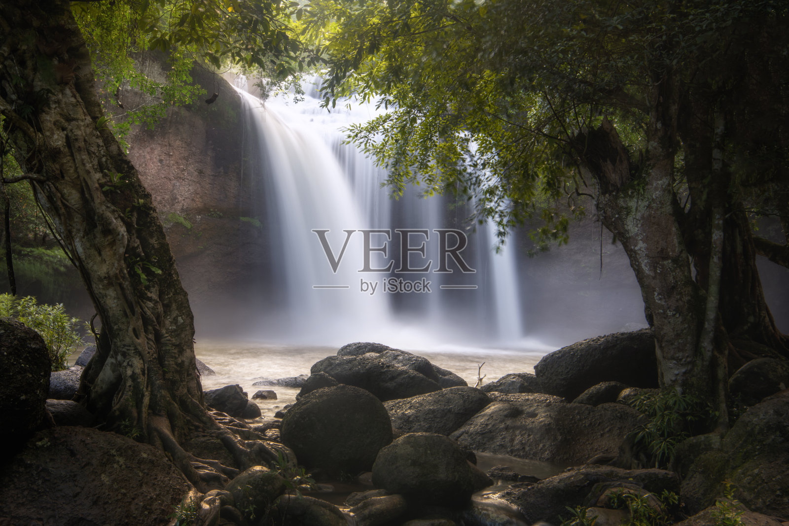 Haew suwat瀑布，泰国考艾国家公园。照片摄影图片