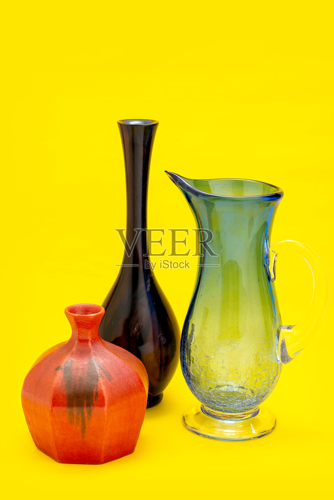 套装黑色、红色古董陶瓷花瓶。黄色背景装饰陶瓷锅。房间内部的棕色现代瓷瓶。复古手工釉陶花盆办公室装饰收藏照片摄影图片