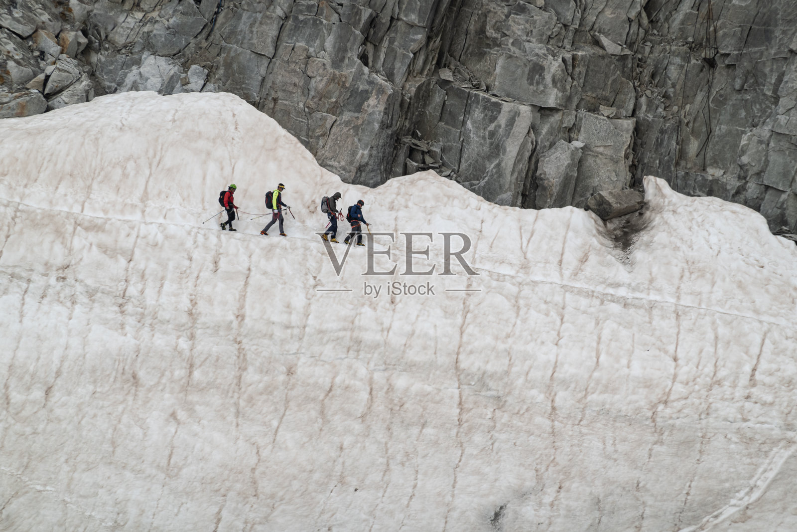 4名登山者在夏蒙尼冰川上穿越垂直冰原照片摄影图片