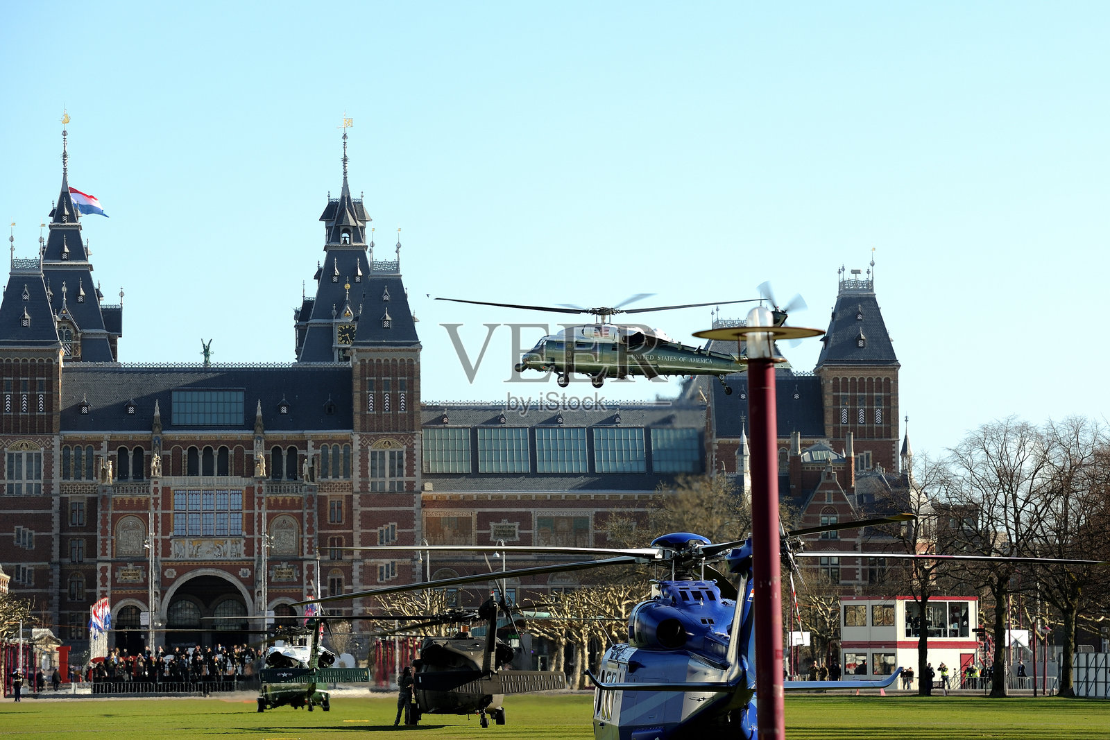 海军陆战队一号在国立博物馆前盘旋照片摄影图片