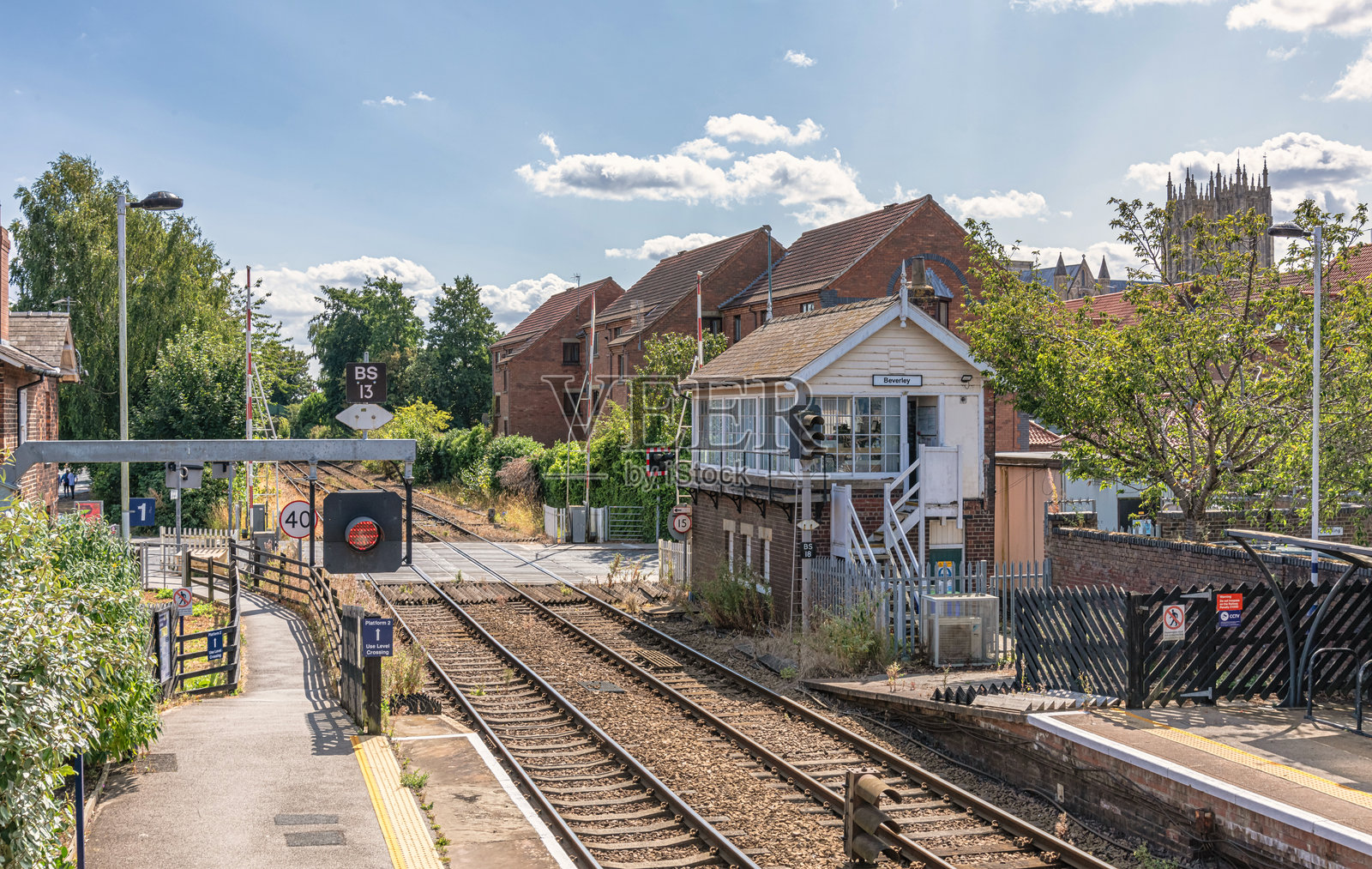 带信号箱的火车站。照片摄影图片