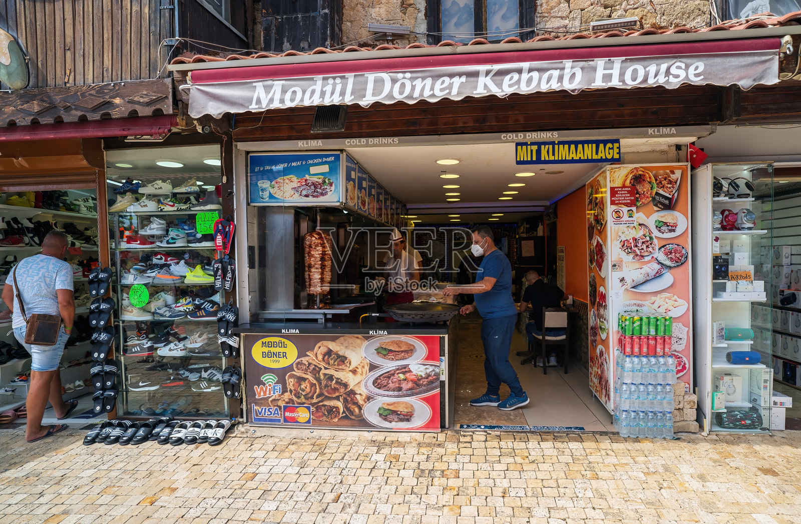 熙攘的中国城市街头烤肉店,游客如织照片摄影图片