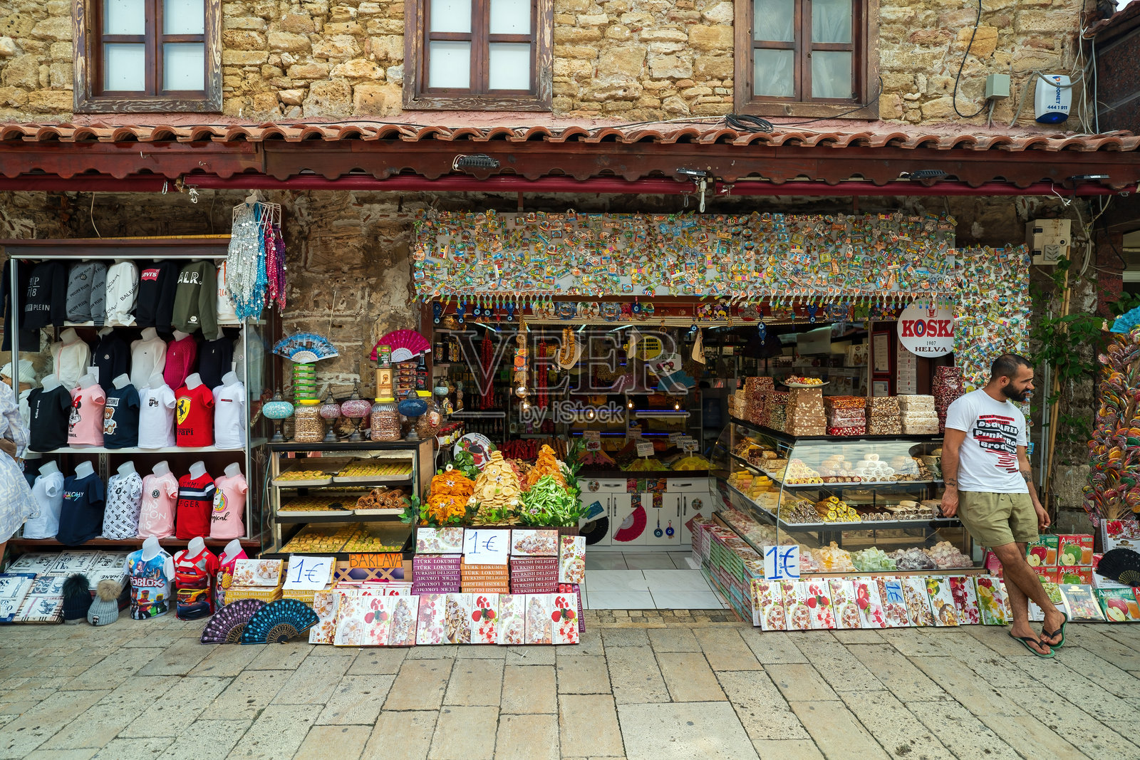 色彩缤纷的土耳其街头市场，陈列着衣服和糖果照片摄影图片