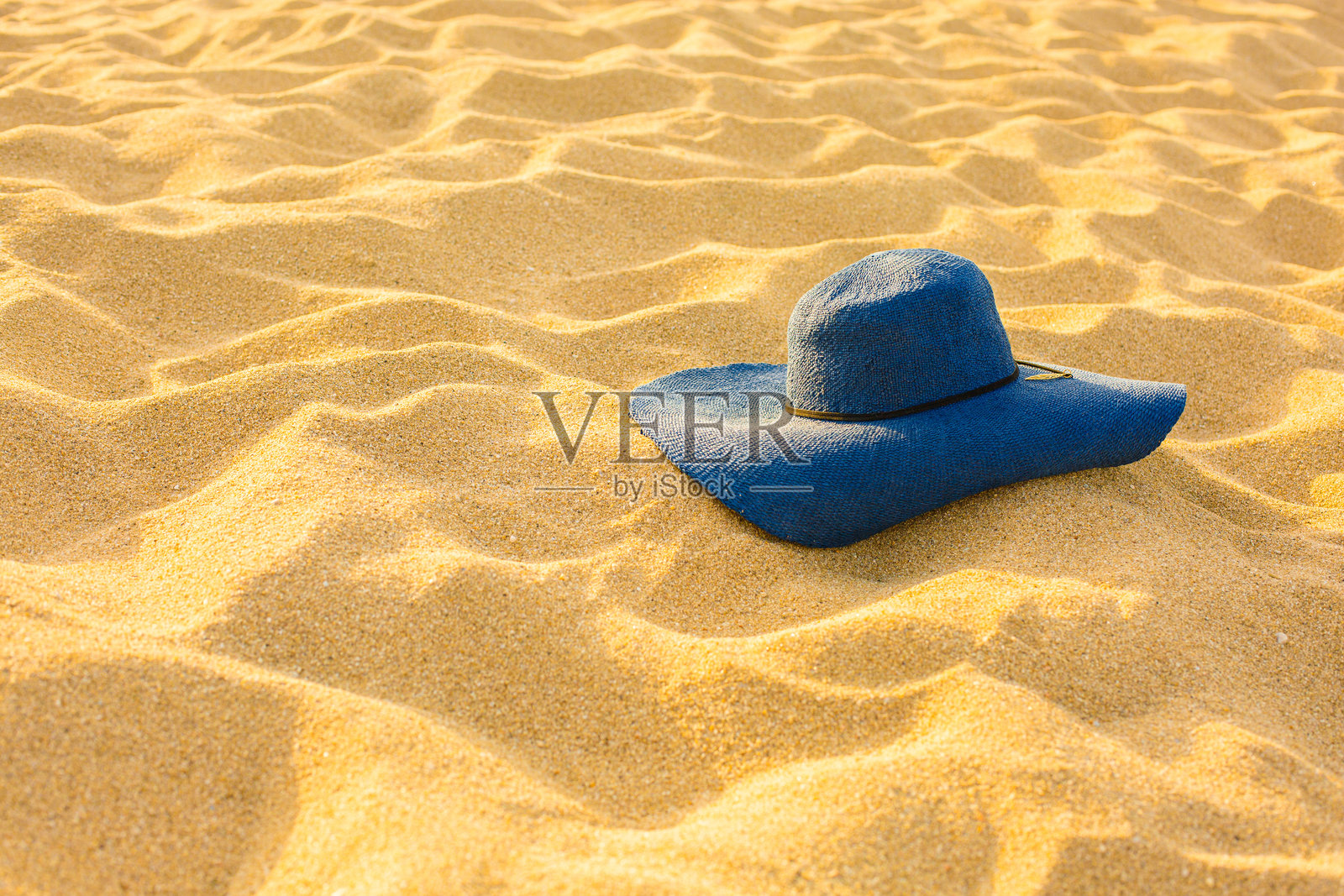 沙滩上的蓝色太阳帽照片摄影图片