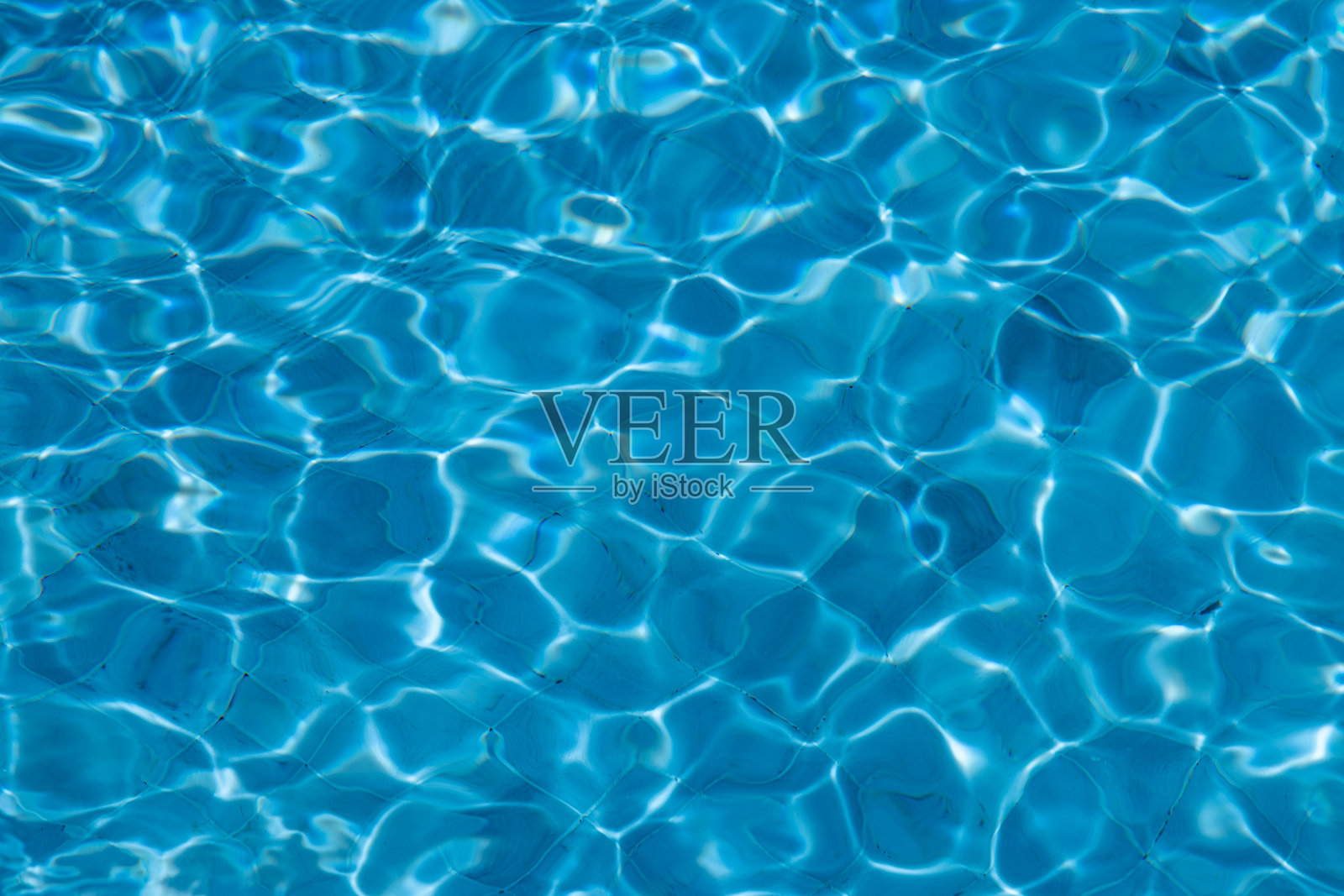 蓝色水池表面与阳光反射照片摄影图片