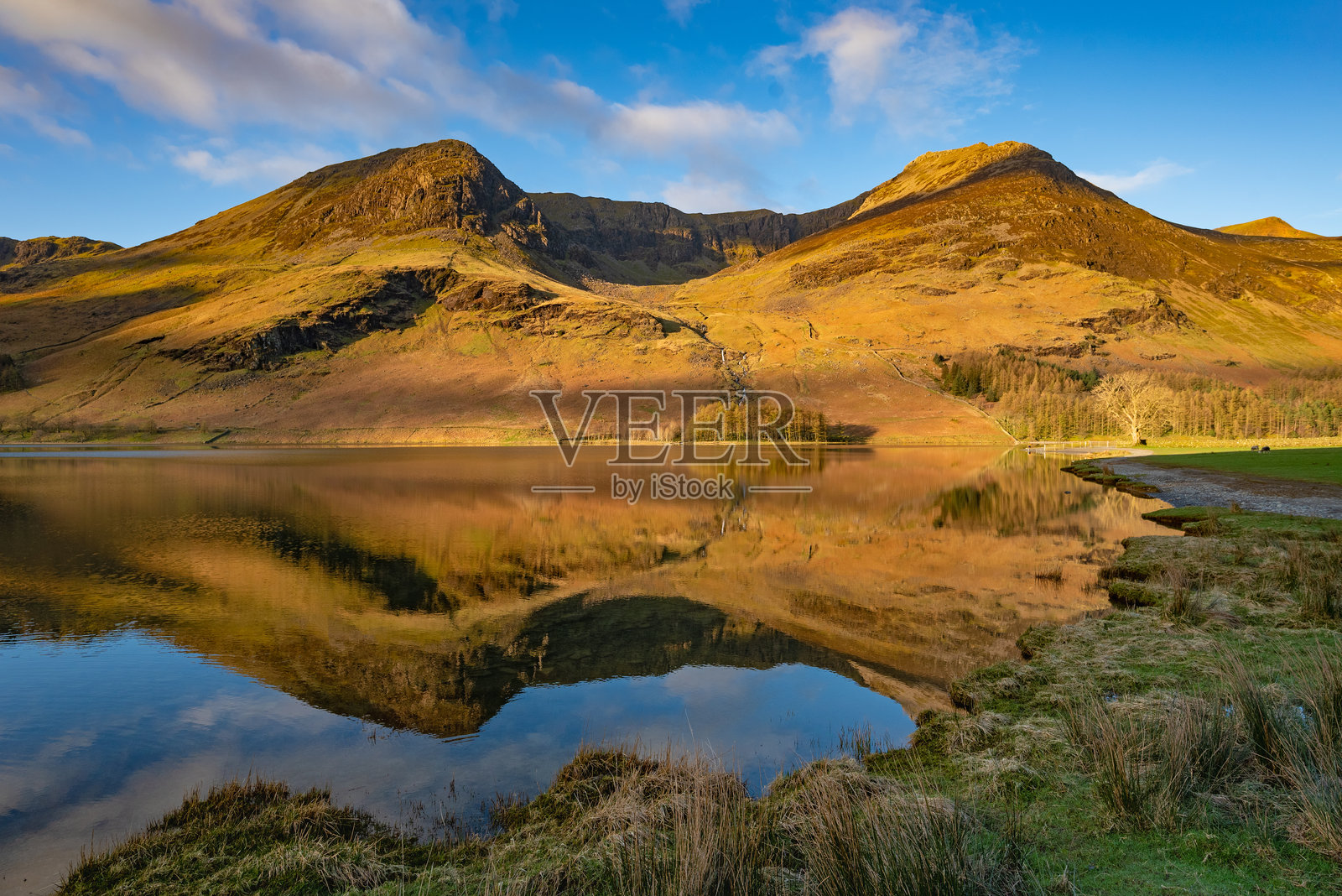 英国，英格兰，坎布里亚郡，湖区国家公园，日出时的巴特米尔广角景观照片摄影图片