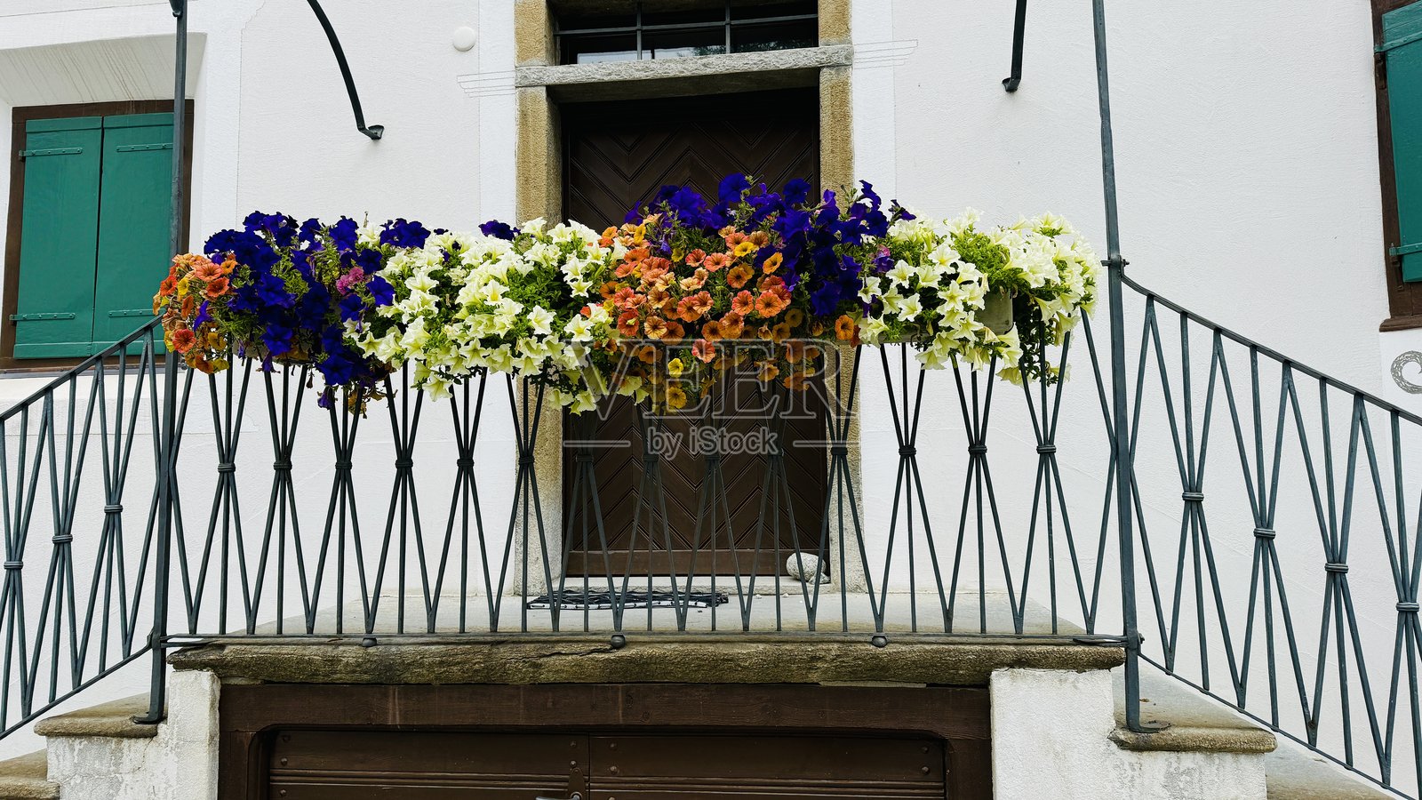 锡尔斯玛利亚大楼入口处摆放着鲜花照片摄影图片
